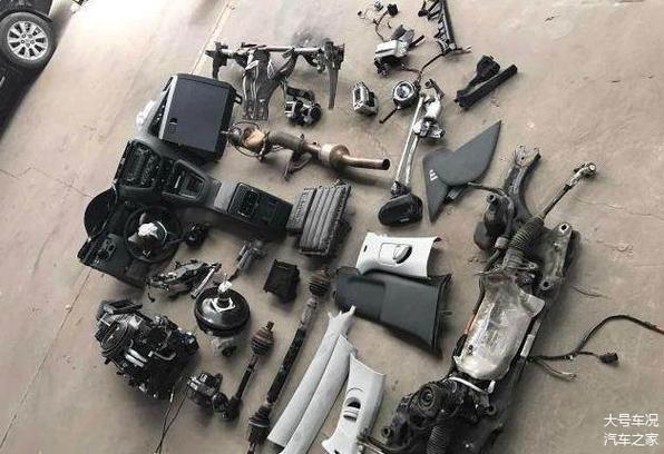 大眾速騰被撞報廢,看修理廠怎么拆成配件,比報廢好太多_車家號_發(fā)現車